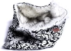 Dogs&Co Honden Slaapzak Ethnic 70x50cm Zwart/wit - Hondenslaapzak - Kattenslaapzak - Geschikt Voor Honden Of Katten T/m 10KG -Hondenbenodigdheden 1200x862 1